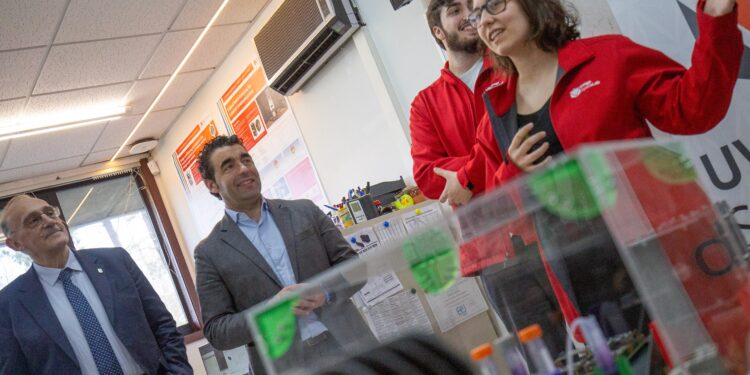 El presidente de la Diputación visita el proyecto SpaceLab de la Universidade de Vigo