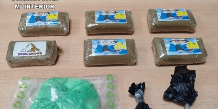 Dos detenidos en Vilaboa con cerca de 4.000 dosis de cocaína y hachís