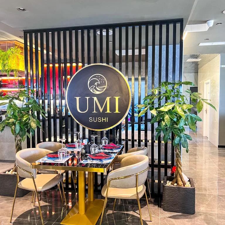 Umi Sushi aterriza en el centro de Vigo con vistas a la ría: robot, menú sin fin y "templo" del ramen