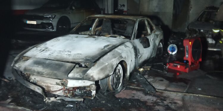 Un incendio de madrugada obliga a desalojar tres bloques de un edificio en Salvaterra de Miño