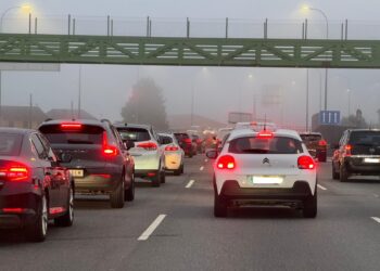 Precaución en Chapela: accidente con un camión y niebla en la autopista AP-9