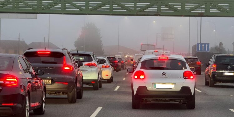 Precaución en Chapela: accidente con un camión y niebla en la autopista AP-9