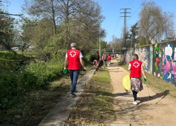 Voluntarios recogen 26 bolsas de basura en el río Lagares