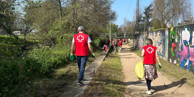 Voluntarios recogen 26 bolsas de basura en el río Lagares