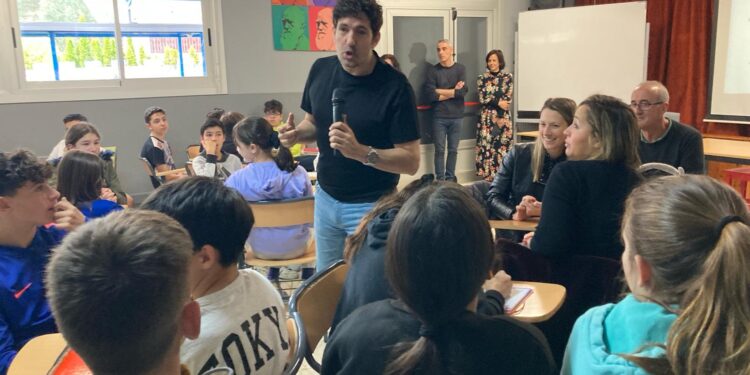 El maestro César Bona, en Nigrán: «La educación es una inversión a largo plazo»