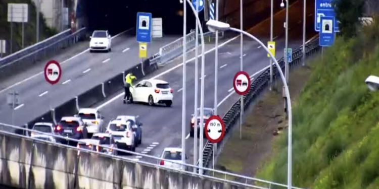 Retenciones en la AP-9 sentido Tui por un accidente en la entrada de los túneles de A Madroa