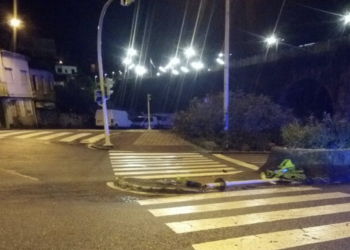 Pierde el control del vehículo y acaba arrancando un semáforo en Vigo
