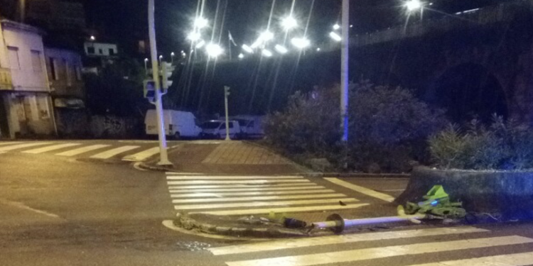 Pierde el control del vehículo y acaba arrancando un semáforo en Vigo