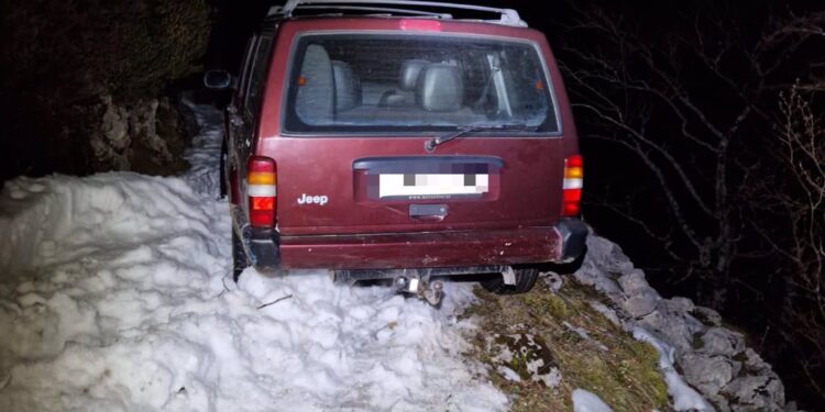 Rescatan a un matrimonio de Vigo atrapado por la nieve en una pista forestal de Liébana