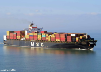 Remolcan al puerto de Vigo al portacontenedores ‘MSC Katyanyi’