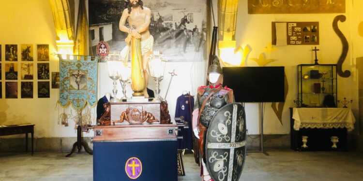 Baiona expone la historia de la cofradía más antigua de Galicia: la Santa Casa en su 450 aniversario