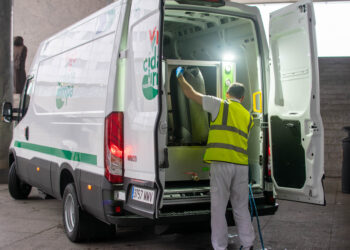 Vigo estrena el primer furgón lavapapeleras de Galicia