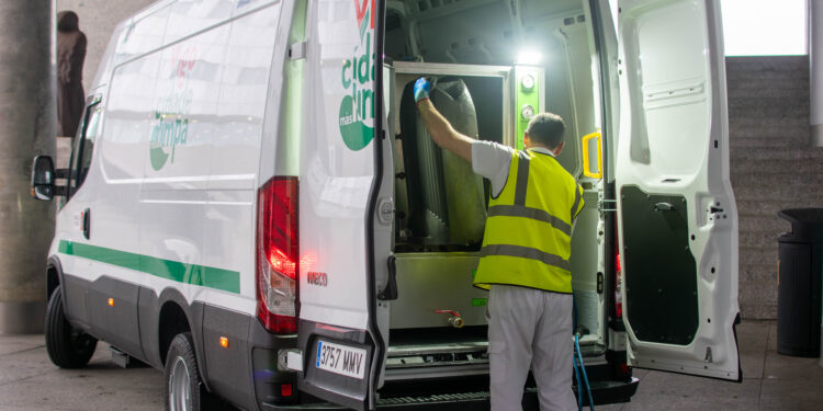 Vigo estrena el primer furgón lavapapeleras de Galicia