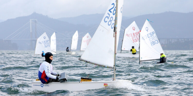 La flota de Optimist desafió al mal tiempo para disputar una gran jornada del Trofeo Repsol