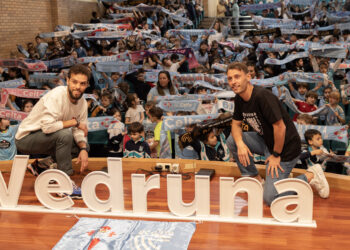 El Celta visita Carmelitas por su himno viral y los niños aprovechan para preguntar por el nuevo entrenador