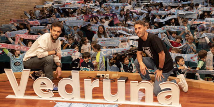 El Celta visita Carmelitas por su himno viral y los niños aprovechan para preguntar por el nuevo entrenador