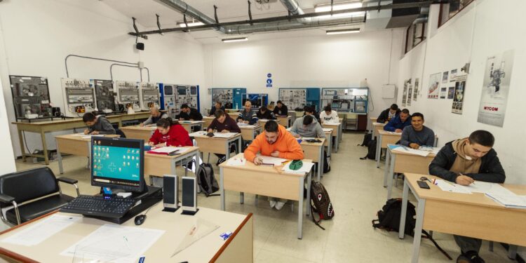 La escuela náutica de Vigo formará por primera vez online a oficiales de puente