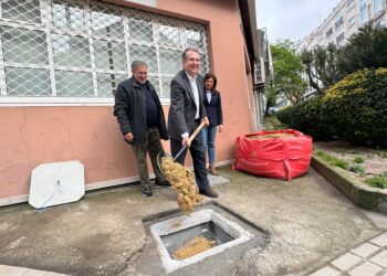 Caballero elogia la «belleza» del ascensor que unirá Hispanidad y Romil: «Todo Vigo vendrá a verlo porque es una escultura»