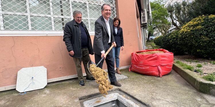 Caballero elogia la «belleza» del ascensor que unirá Hispanidad y Romil: «Todo Vigo vendrá a verlo porque es una escultura»