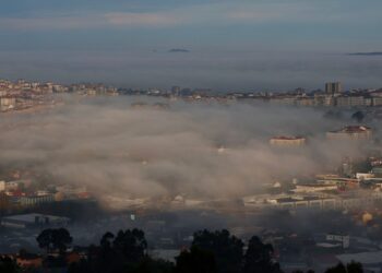 Vigo amanece sumergida en un manto de niebla
