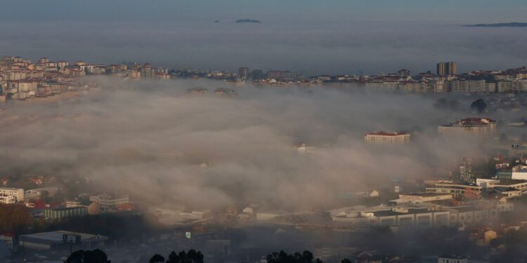 Vigo amanece sumergida en un manto de niebla