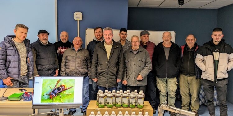 A Cañiza inicia unha nova campaña de trampeo contra a vespa velutina