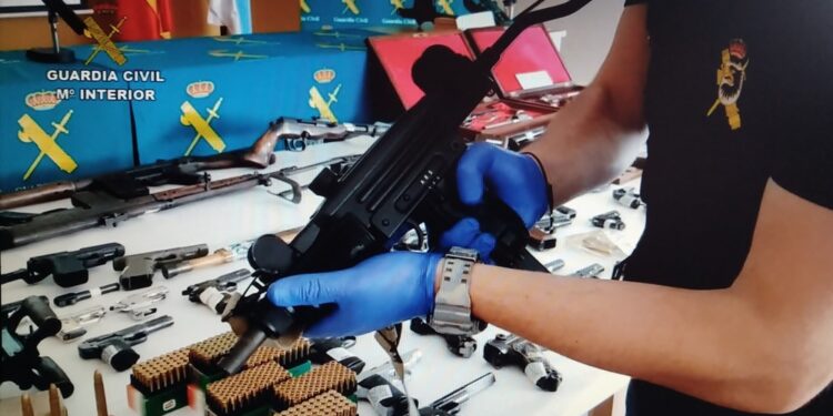 Un vecino de Ponteareas se enfrenta a 6 años y medio de prisión por tener en casa 84 armas de fuego sin permiso