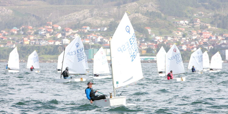 La flota de Optimist desafió al mal tiempo para disputar una gran jornada del Trofeo Repsol