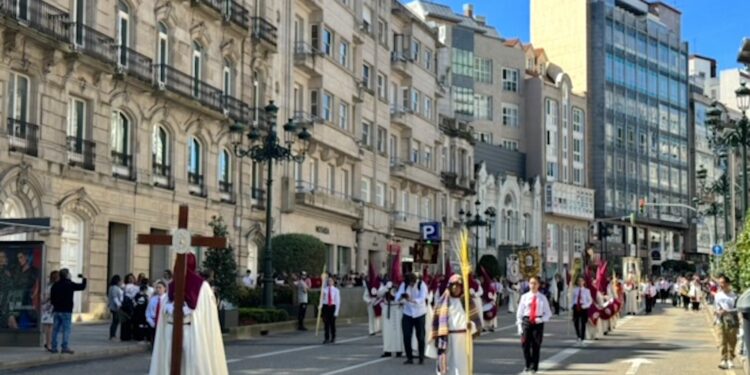 Vigo se vuelve a llenar con la tradicional procesión de Ramos