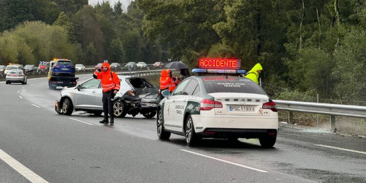 Accidente múltiple en ambos sentidos de la AP-9 a su paso por Pontevedra