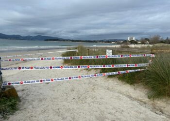 El temporal provoca el cierre de la playa de O Vao