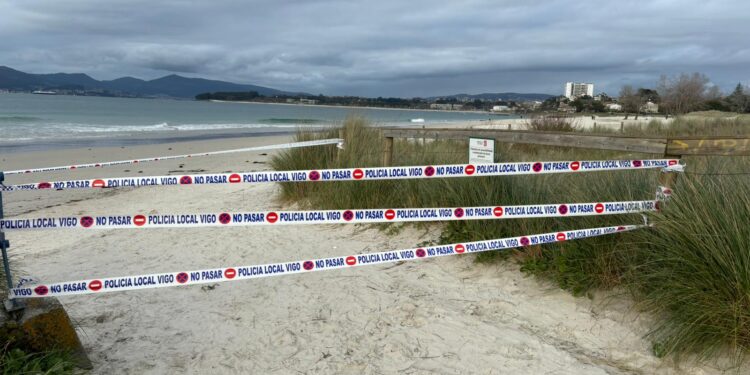 El temporal provoca el cierre de la playa de O Vao