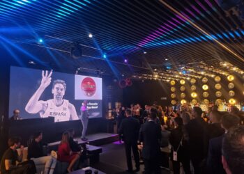 Denis Suárez congrega a la «flor y nata» de Vigo y recauda casi 6.000 euros en su subasta benéfica