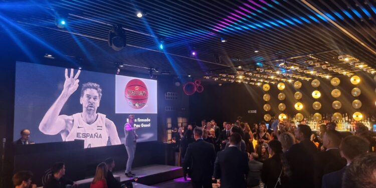 Denis Suárez congrega a la «flor y nata» de Vigo y recauda casi 6.000 euros en su subasta benéfica