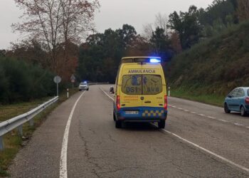 Rescatan a un hombre tras precipitarse por un barranco el coche que conducía 