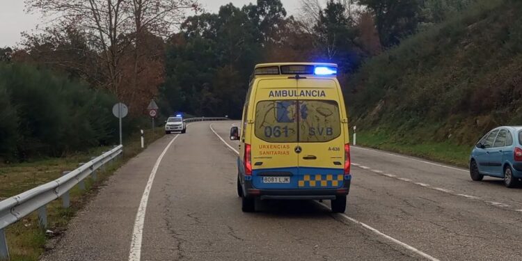 Rescatan a un hombre tras precipitarse por un barranco el coche que conducía 