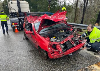 Muere una joven al salirse de la vía su vehículo en Ponteareas