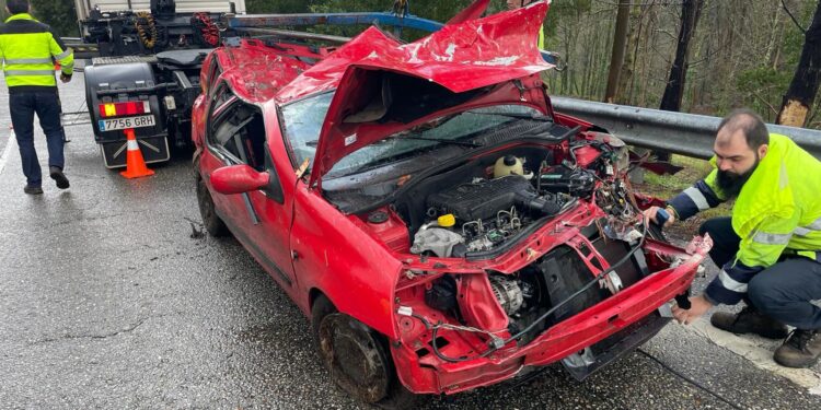 Muere una joven al salirse de la vía su vehículo en Ponteareas