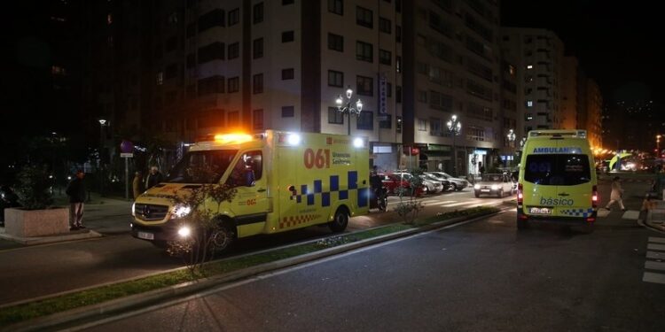 Una joven evacuada tras ser arrollada por un coche en el centro de Vigo