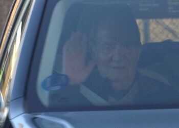 Juan Carlos I llega a Sanxenxo (de nuevo vía Vigo) para participar en la primera regata del año