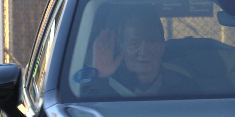 Juan Carlos I llega a Sanxenxo (de nuevo vía Vigo) para participar en la primera regata del año