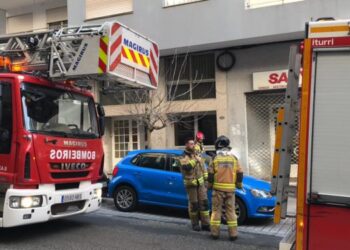 Un hombre y su hija pequeña, rescatados tras arder su piso y pedir ayuda por la ventana