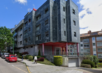 Un hombre y su hija pequeña, rescatados tras arder su piso y pedir ayuda por la ventana