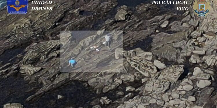 Dos furtivos se dan un festín con erizos en O Portiño tras ser cazados por el dron de la Policía Local