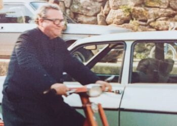 O Festival de Cans pide axuda aos veciños para conseguir fotos de Don Cesáreo, o cura que andaba en vespino