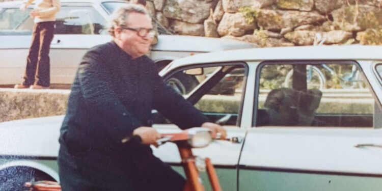 O Festival de Cans pide axuda aos veciños para conseguir fotos de Don Cesáreo, o cura que andaba en vespino