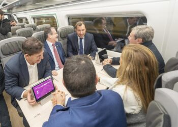 La Xunta lamenta el «enésimo retraso» de los trenes Avril a Galicia y el Gobierno le echa la culpa a Talgo