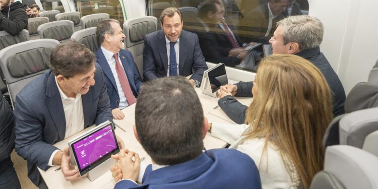 La Xunta lamenta el «enésimo retraso» de los trenes Avril a Galicia y el Gobierno le echa la culpa a Talgo