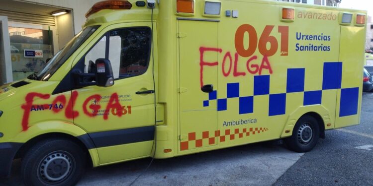 La Guardia Civil investiga a diez personas por presuntos daños a doce ambulancias