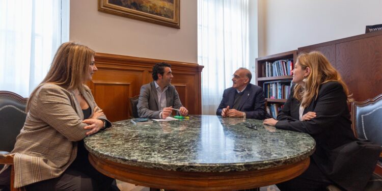 El presidente de la Diputación de Pontevedra y el rector de la UVigo estudian nuevas vías de colaboración